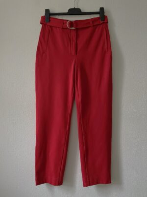 Rode pantalon met ceintuur (38)